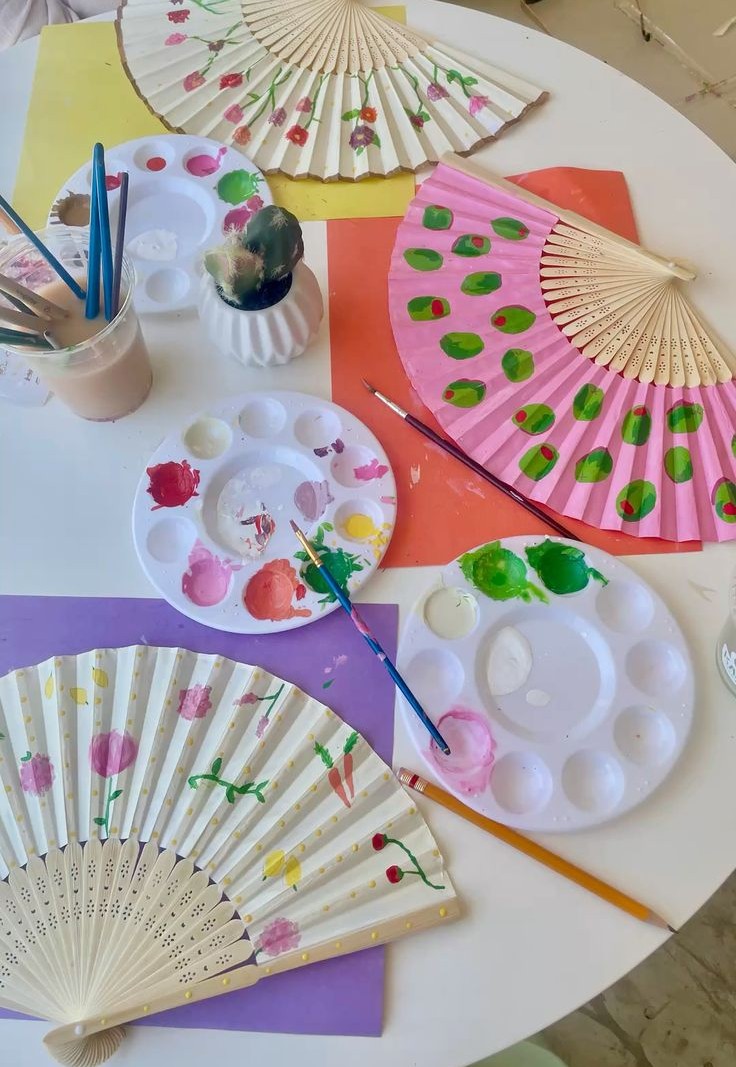 Taller de abanicos pintados a mano en Club Creativo CDMX