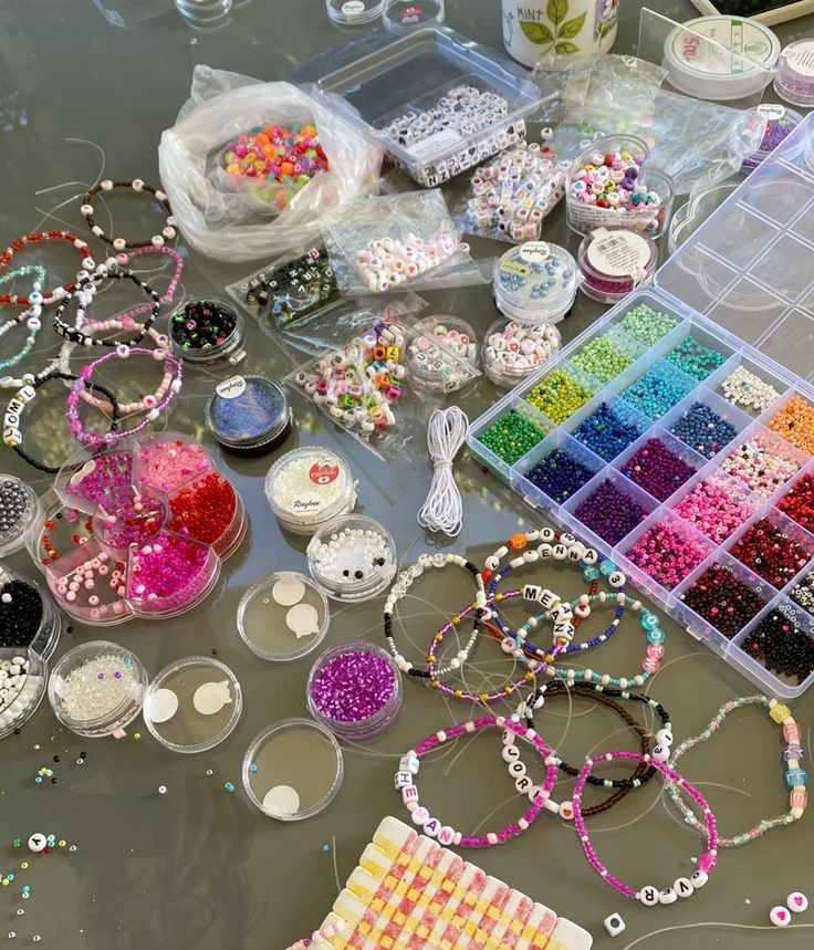 Taller de pulseras creadas a mano en Club Creativo CDMX