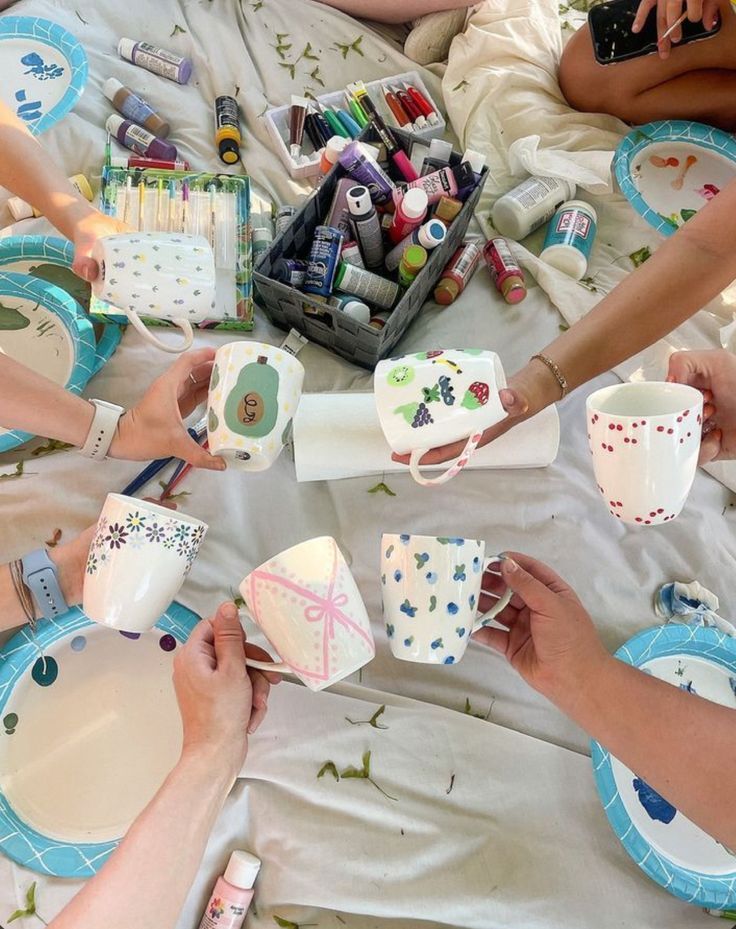 Taller de tazas pintadas a mano en Club Creativo CDMX